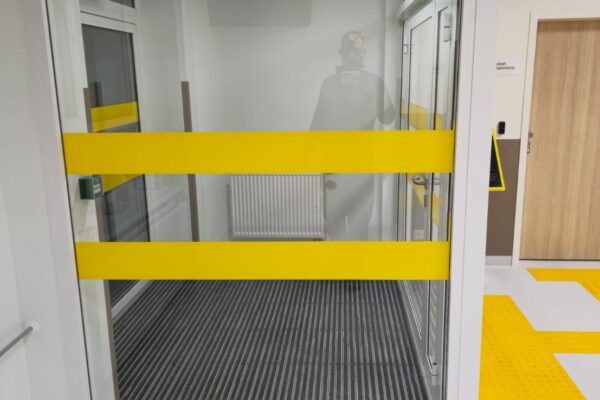 linie prowadzace pasy ostrzegawcze tablica tyflograficzna dla niewidomych